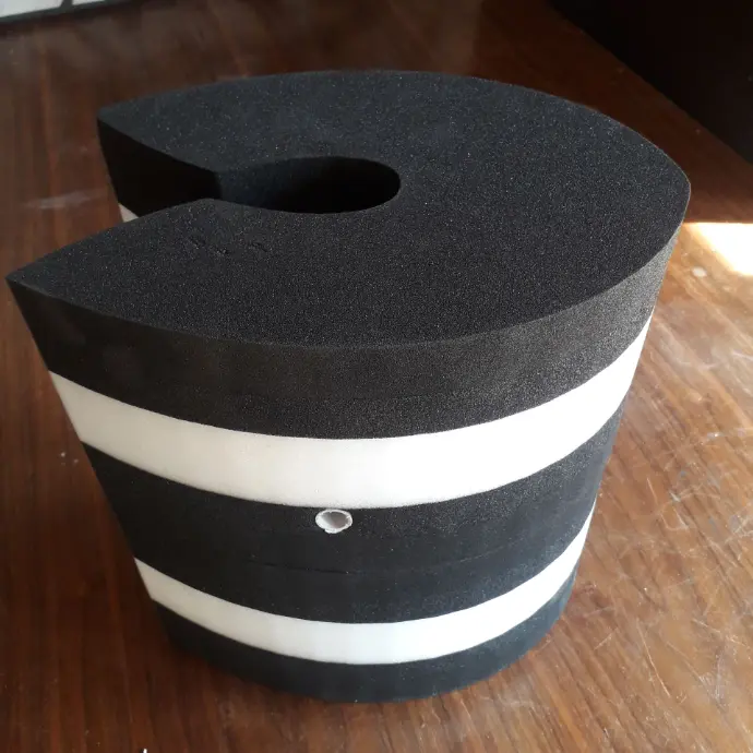 Flotteur de tête de mât catamaran (petite section)